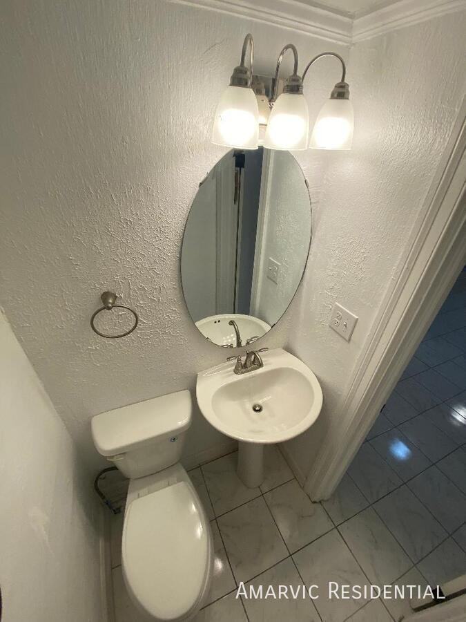 415 Singletary St Se #A - Photo 6 of 10
