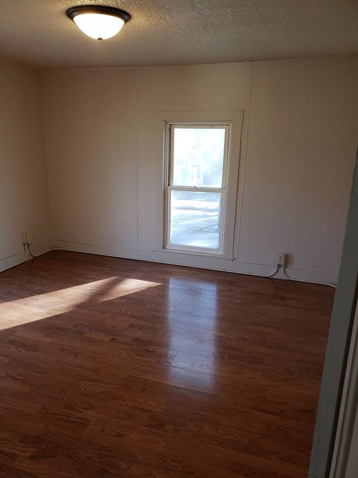 1208 Koenigstein Ave - Photo 3 of 8
