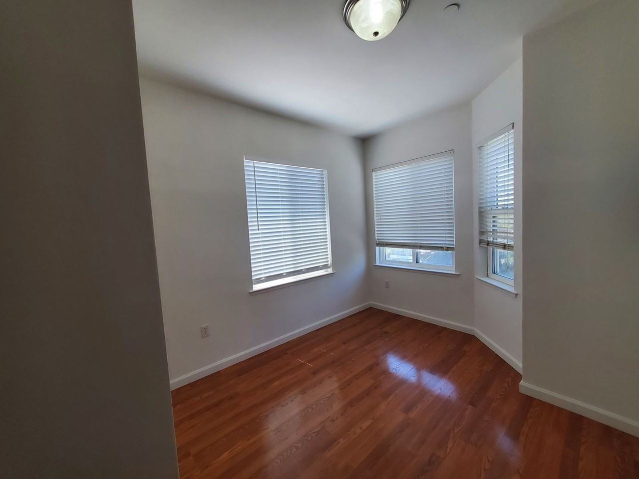 805 Rutland St - Photo 4 of 9