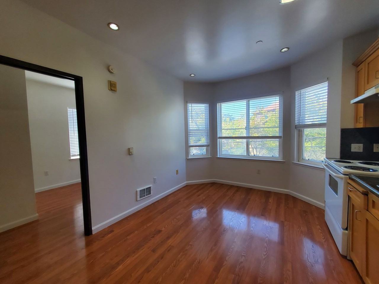 805 Rutland St - Photo 5 of 9