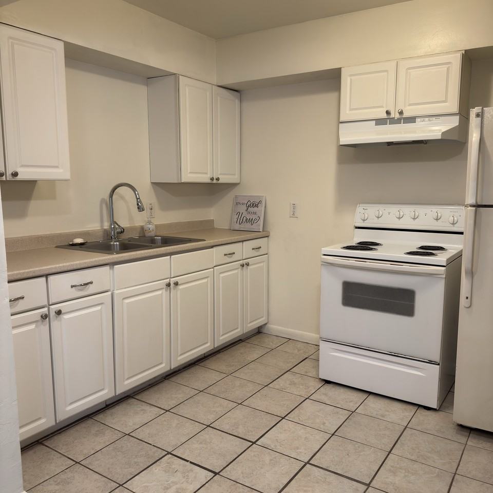 1600 Se 39th Ter #4 - Photo 3 of 10
