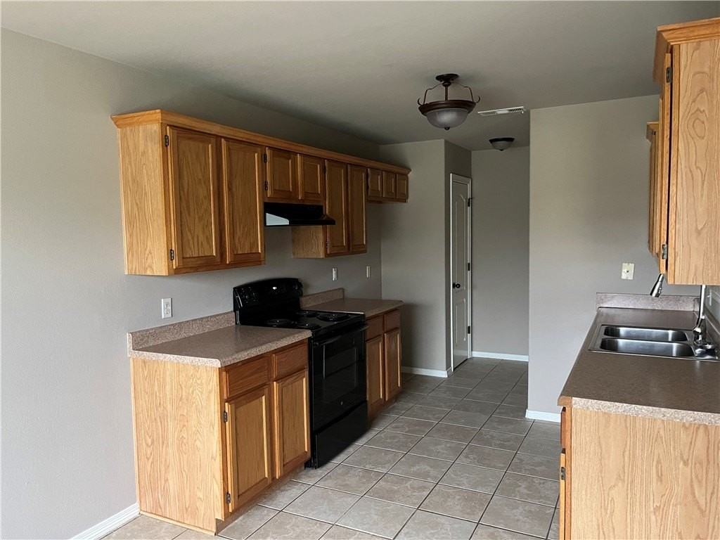 121 Willow Dr - Photo 2 of 8