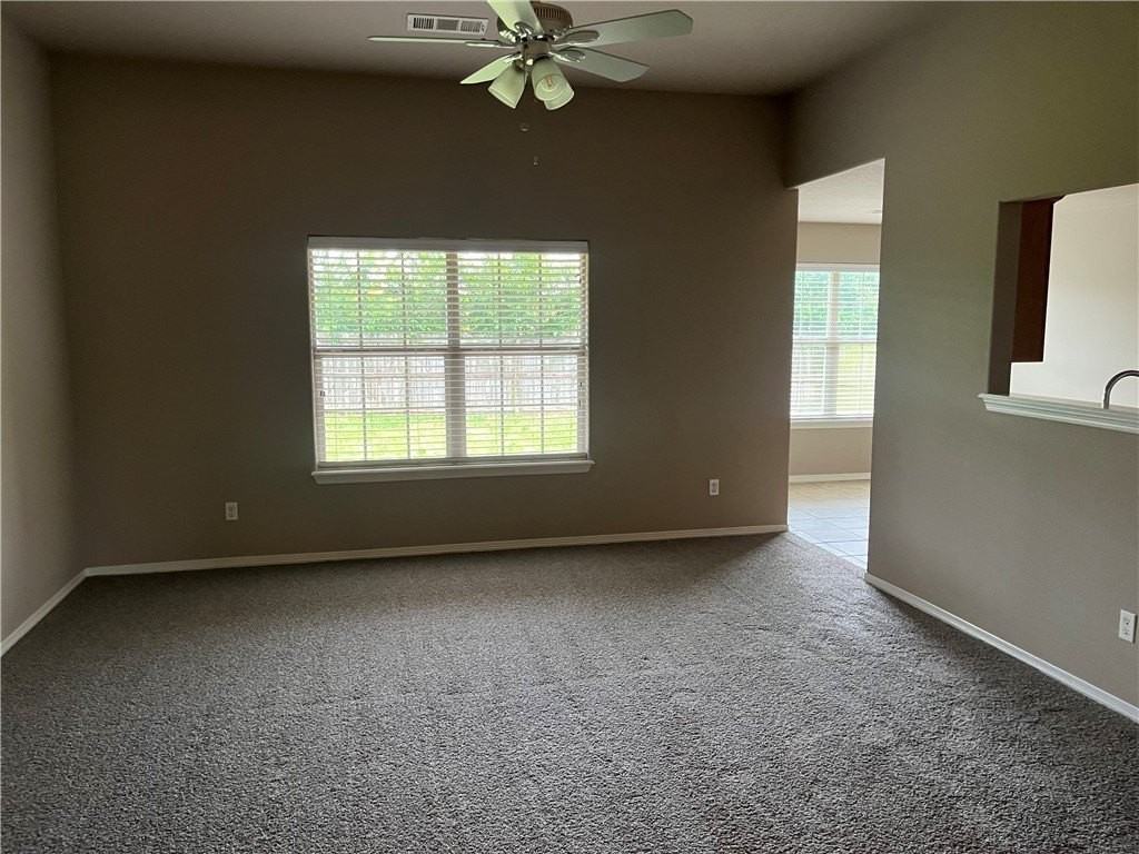 121 Willow Dr - Photo 3 of 8