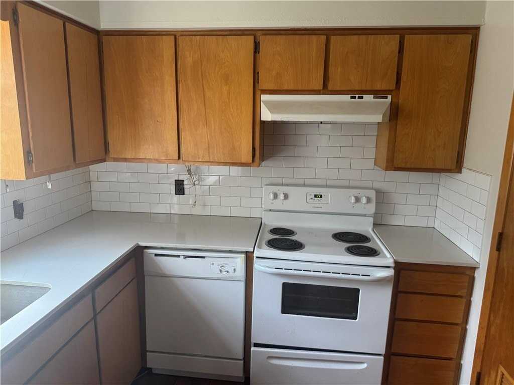 645 W Adams St - Photo 3 of 12
