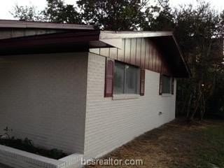 108 Moss St - Photo 2 of 17