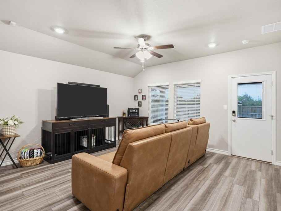 106 Montego Dr - Photo 4 of 23