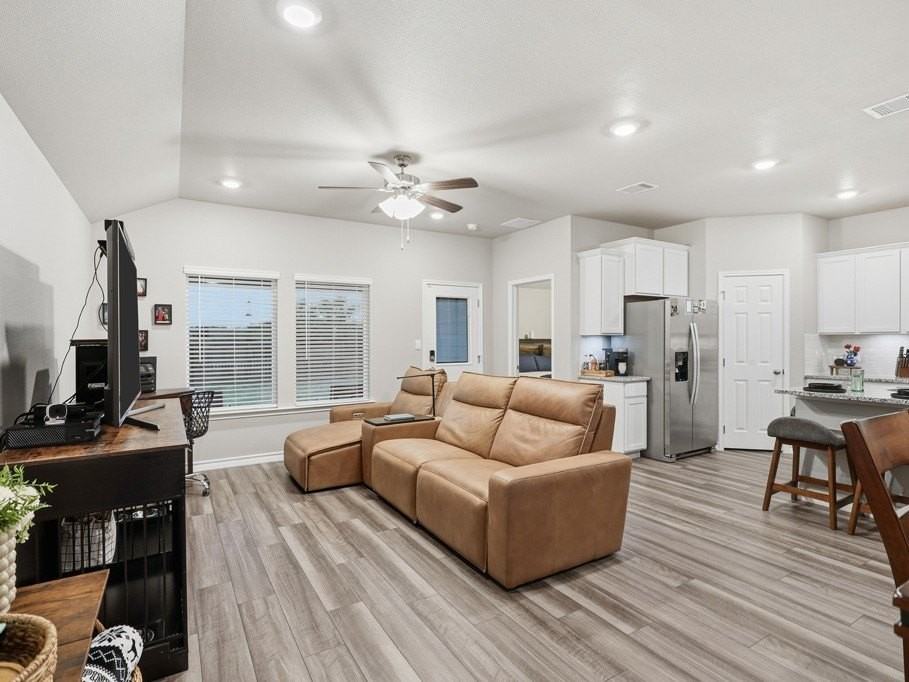 106 Montego Dr - Photo 5 of 23