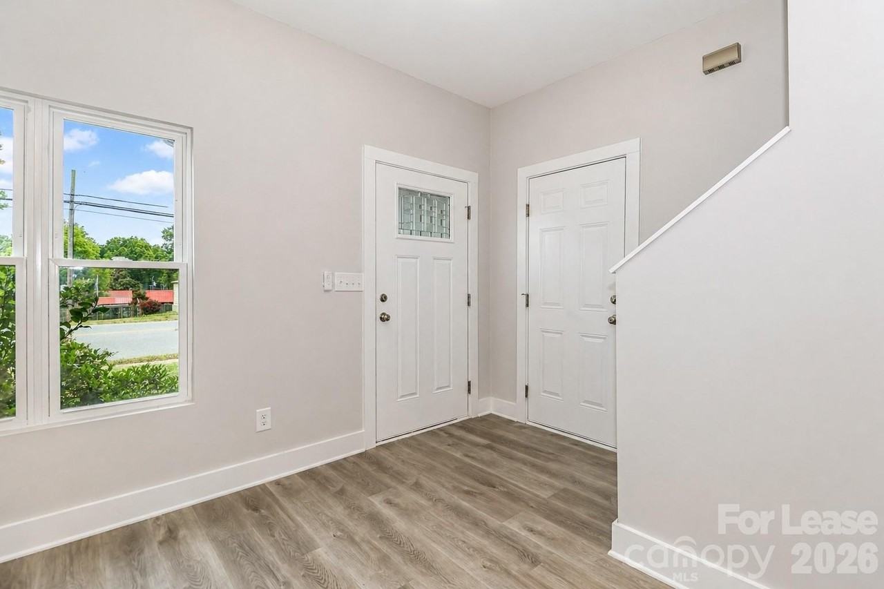 1022 W C St - Photo 5 of 46