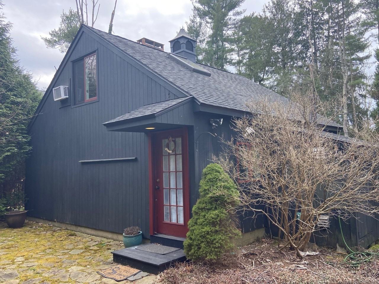 592 Horse Pond Rd - Photo 3 of 33