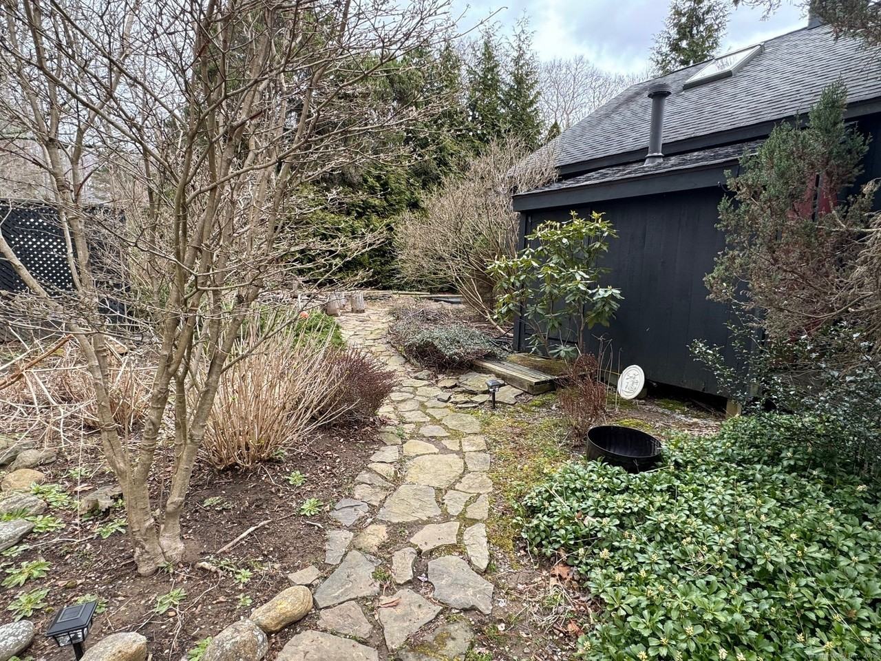 592 Horse Pond Rd - Photo 4 of 33