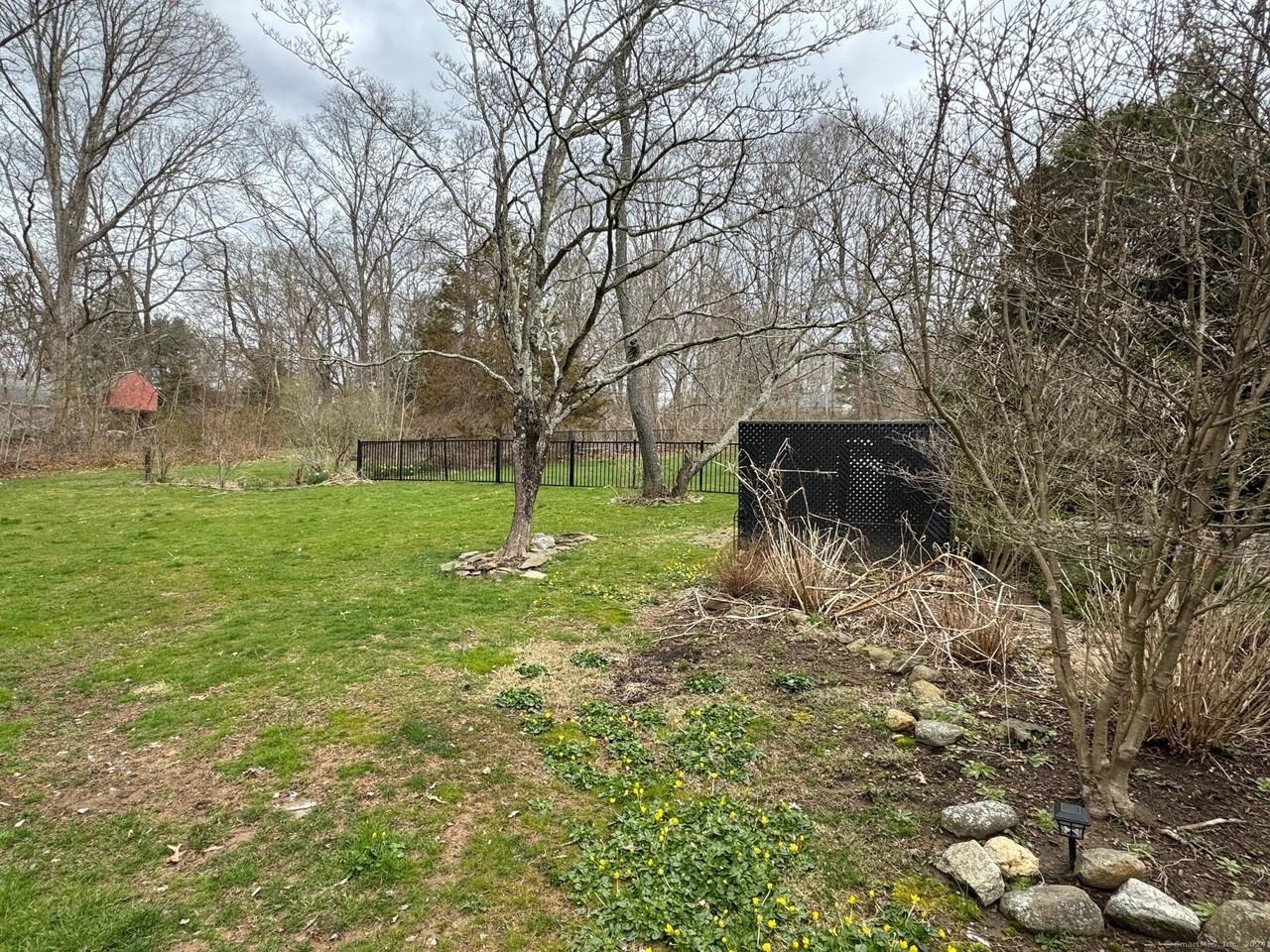 592 Horse Pond Rd - Photo 5 of 33