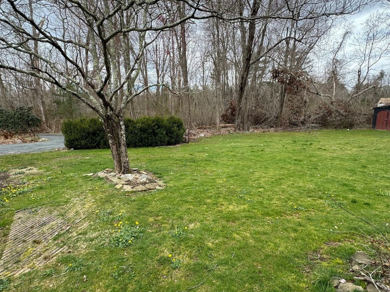 592 Horse Pond Rd - Photo 6 of 33