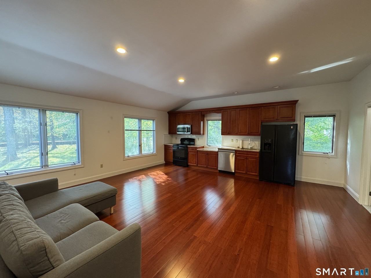 108 Comstock Hill Ave - Photo 2 of 15