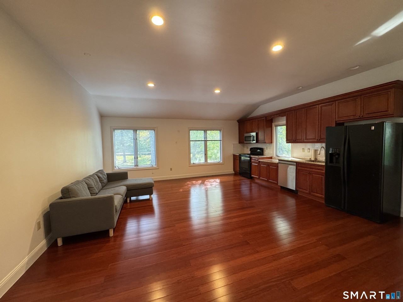 108 Comstock Hill Ave - Photo 3 of 15