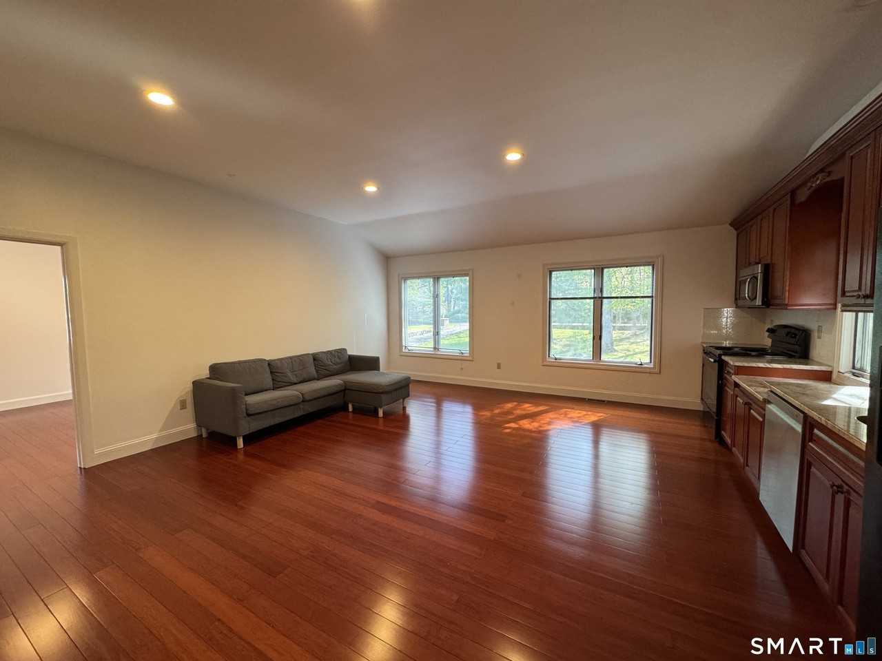 108 Comstock Hill Ave - Photo 4 of 15