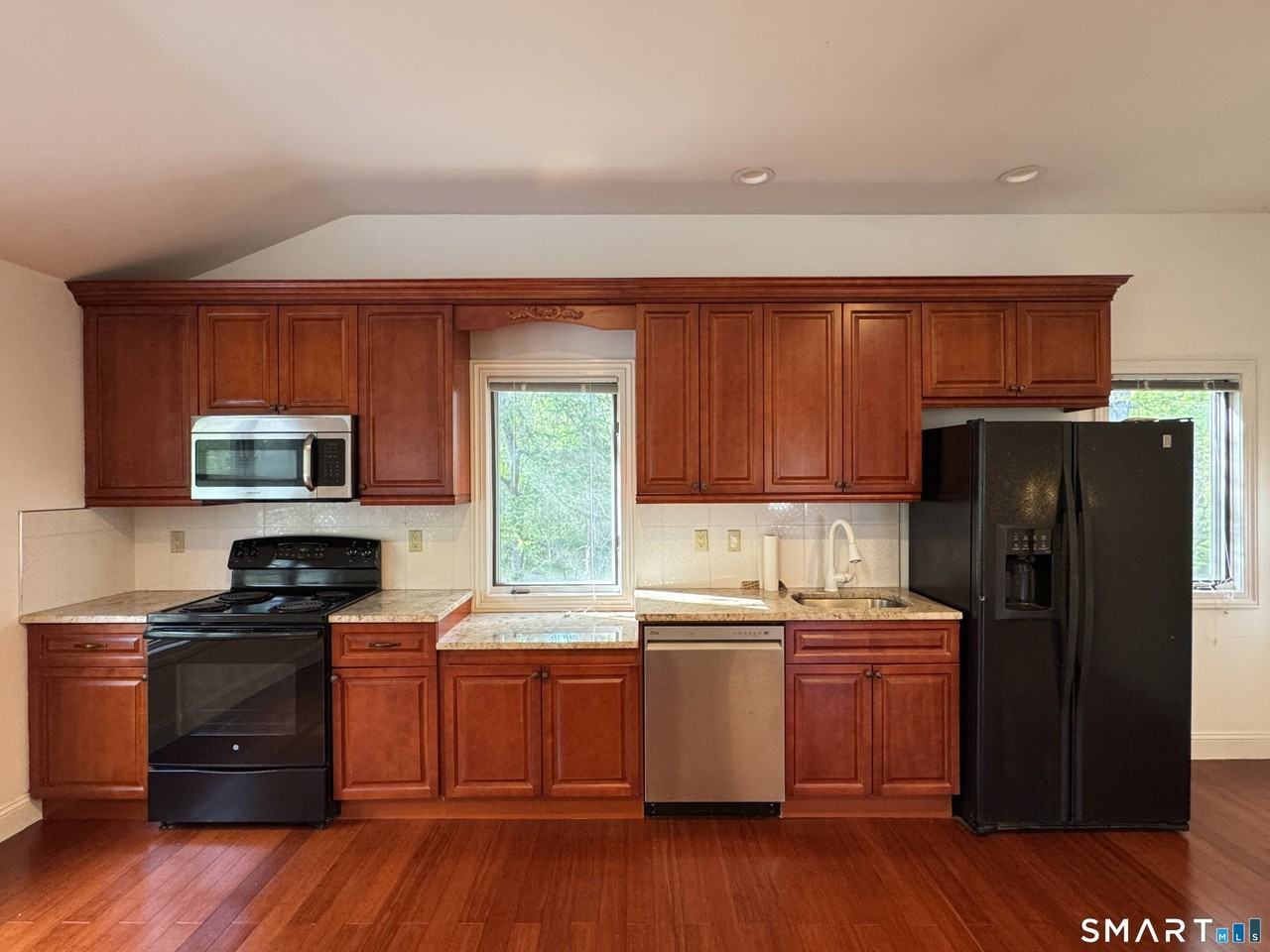 108 Comstock Hill Ave - Photo 5 of 15