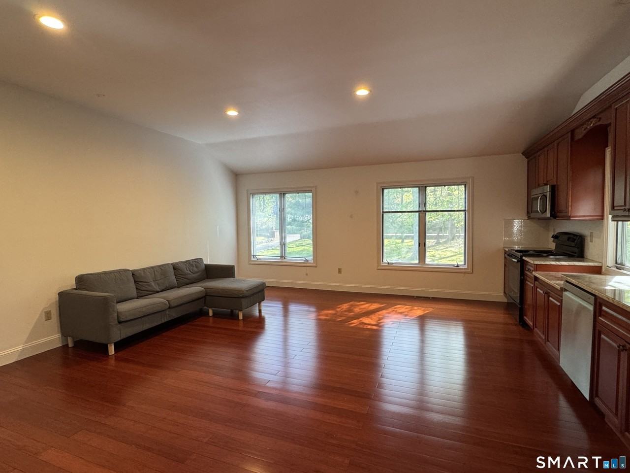 108 Comstock Hill Ave - Photo 7 of 15