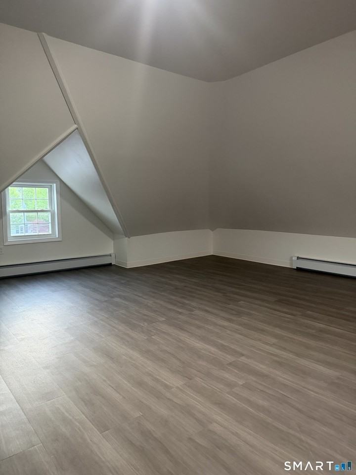 11 Strant St - Photo 4 of 8