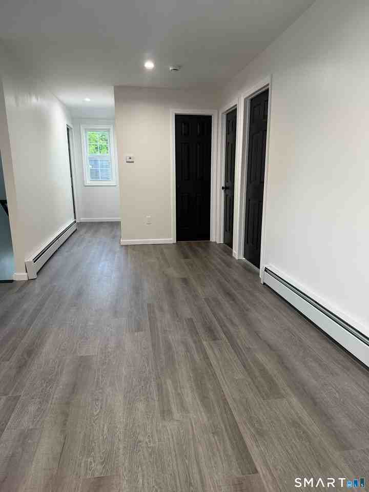 11 Strant St - Photo 5 of 8