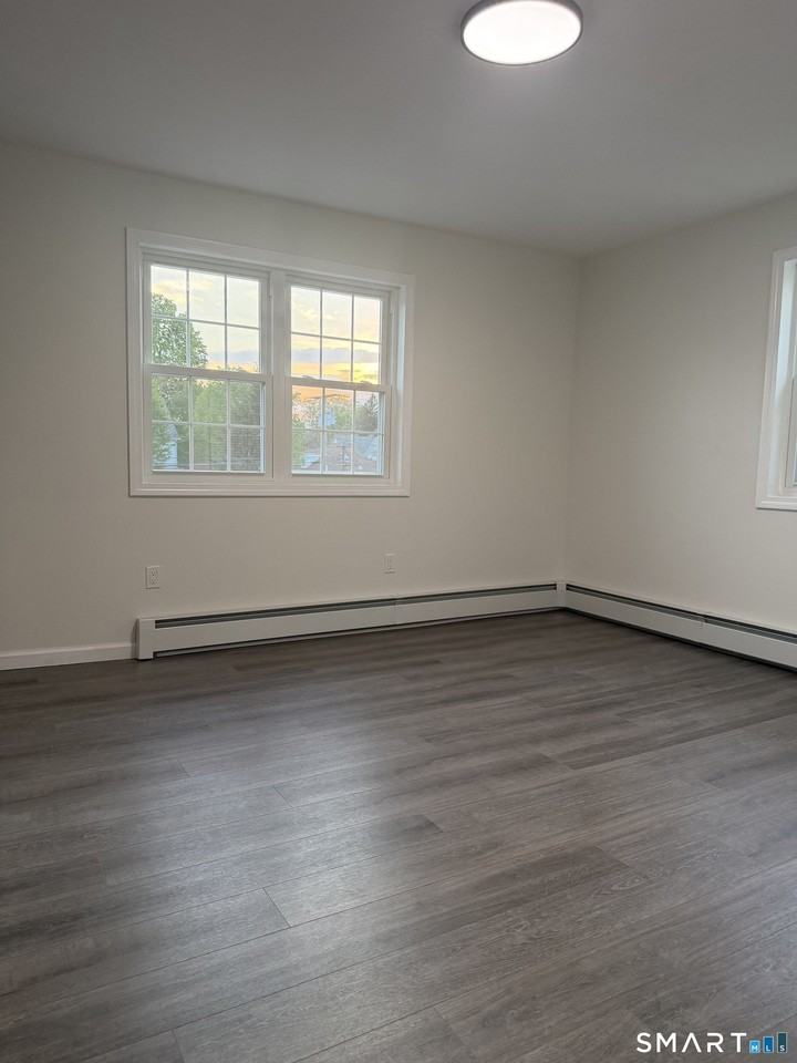 11 Strant St - Photo 7 of 8