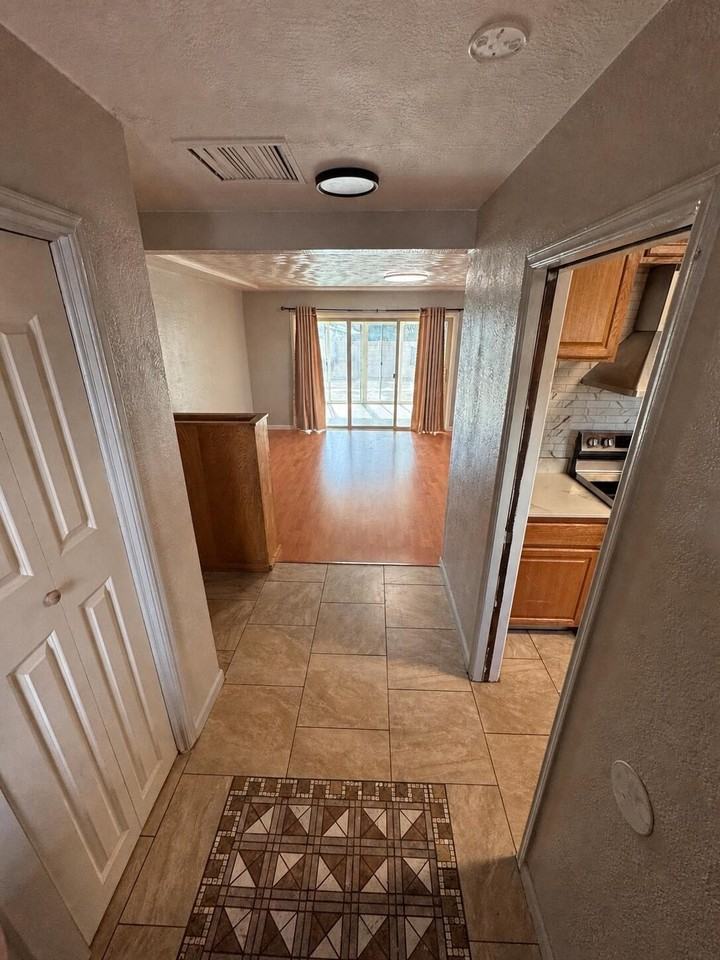 1205 Valencia Dr Ne - Photo 2 of 25
