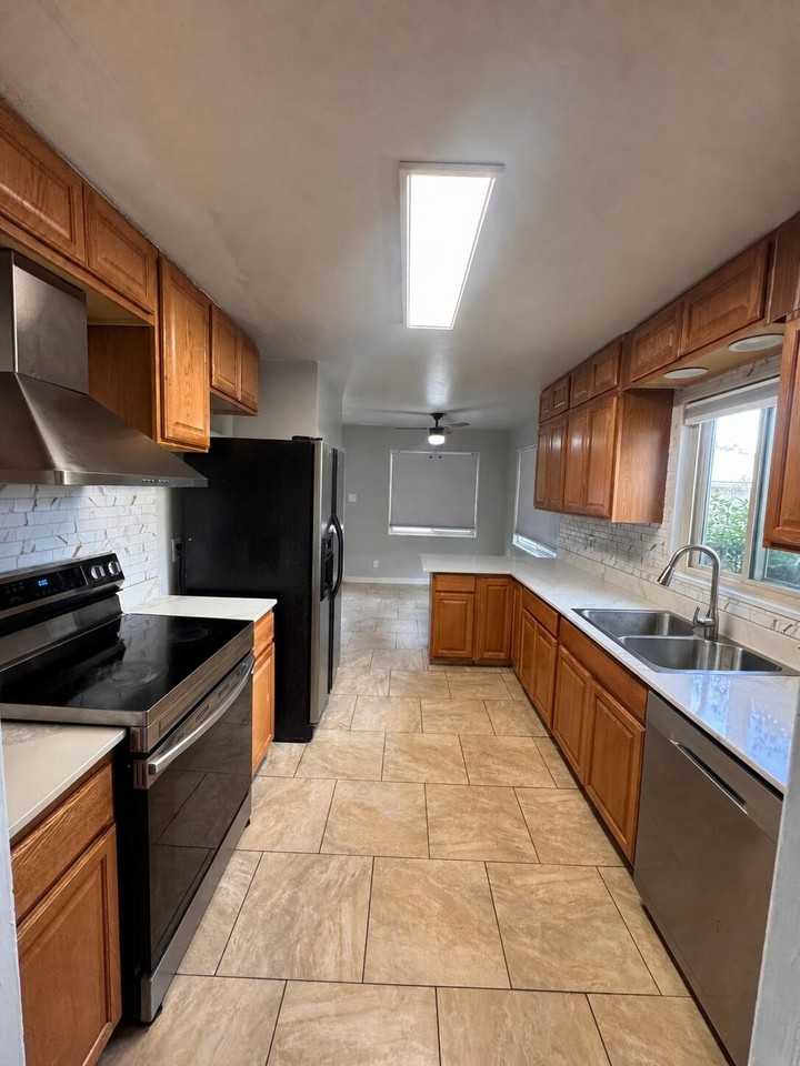 1205 Valencia Dr Ne - Photo 3 of 25