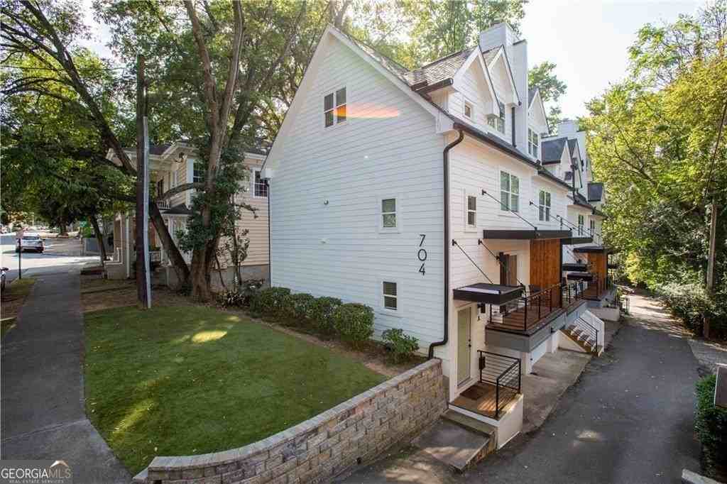 704 Durant Pl Ne #B - Photo 2 of 23