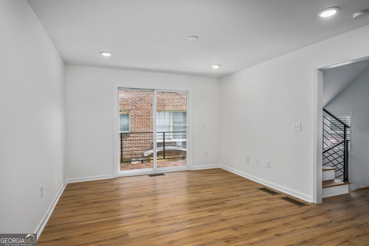 704 Durant Pl Ne #B - Photo 6 of 23