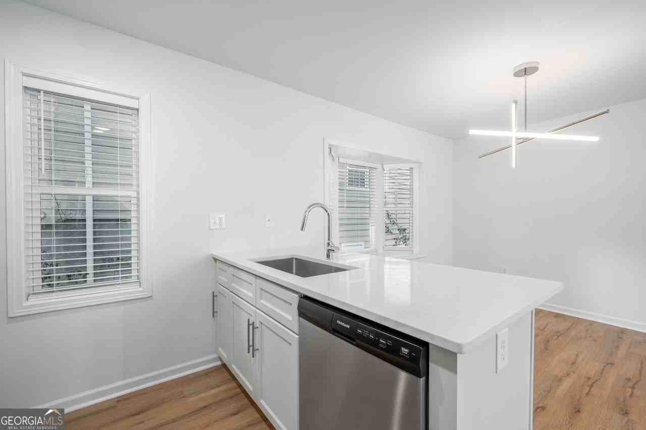 704 Durant Pl Ne #B - Photo 7 of 23