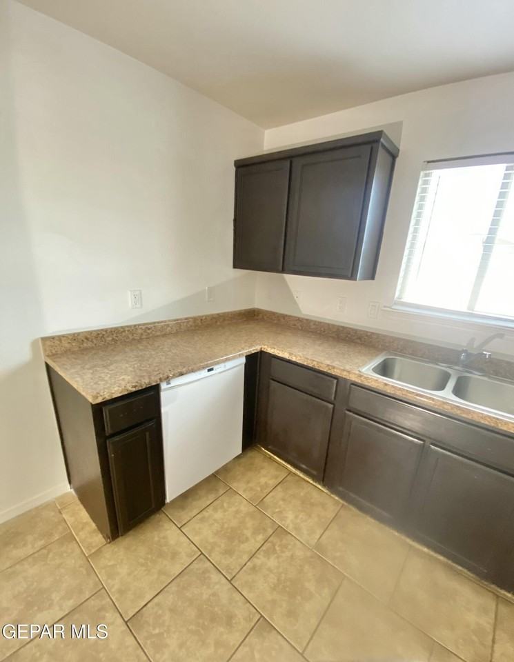 9228 San Lorenzo Ave #B - Photo 5 of 14