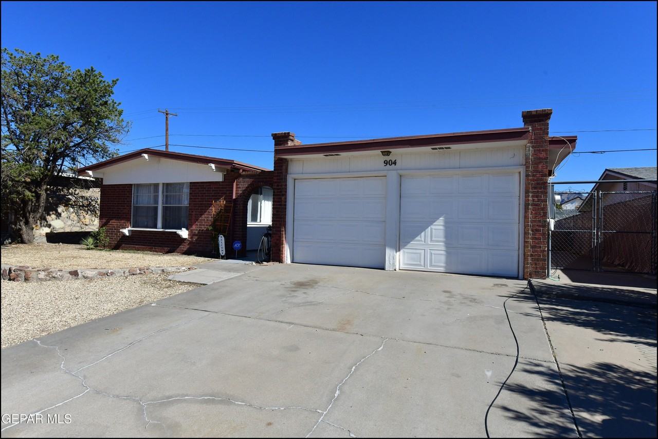 904 Oneida Dr - Photo 4 of 43
