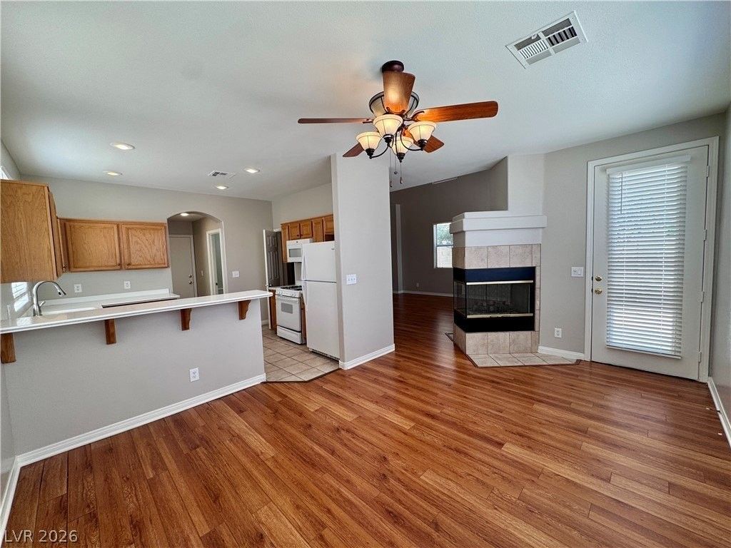 1720 Warrenville St - Photo 5 of 35