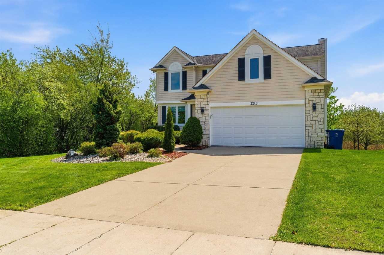 2243 Sun Valley Dr - Photo 2 of 43