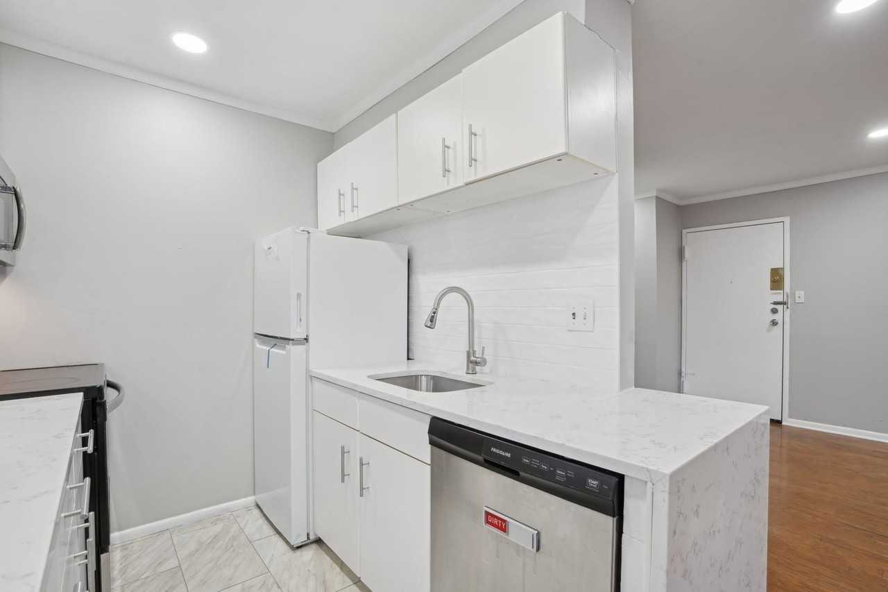 56 68th St #7 - Photo 4 of 23
