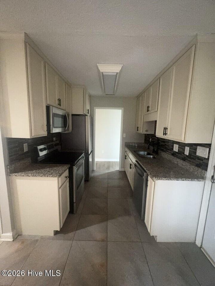 710 Stonewall Ave - Photo 3 of 12