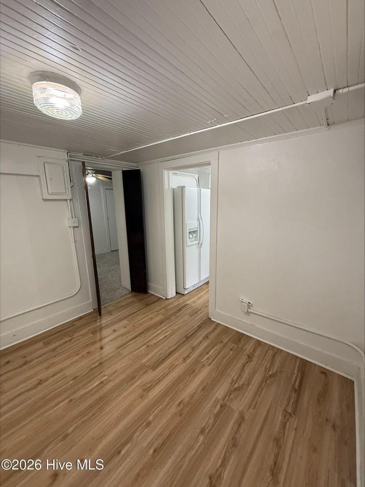 905 Nash St E - Photo 3 of 10