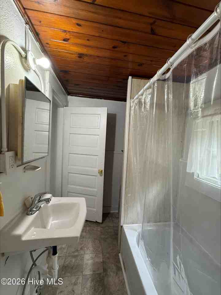 905 Nash St E - Photo 6 of 10