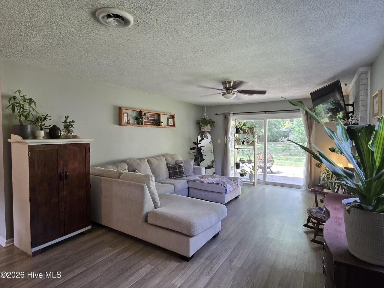504 Dennis Rd - Photo 4 of 20