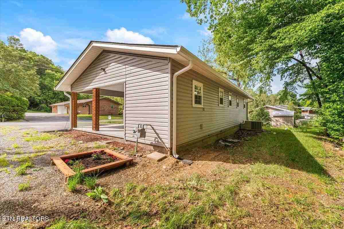 1004 Murphy Rd - Photo 4 of 25