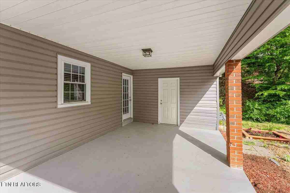 1004 Murphy Rd - Photo 5 of 25