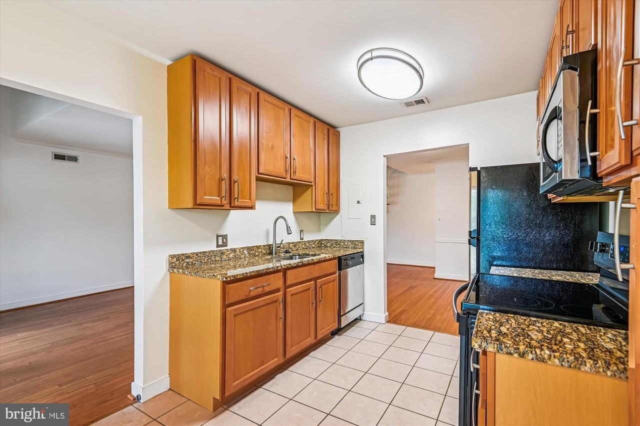 300 Hilltop Ln - Photo 6 of 50