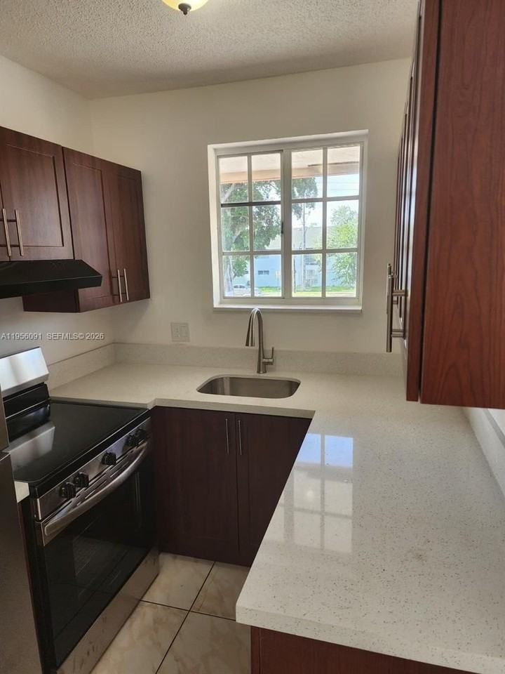 10805 Sw 86th St #12 - Photo 4 of 21