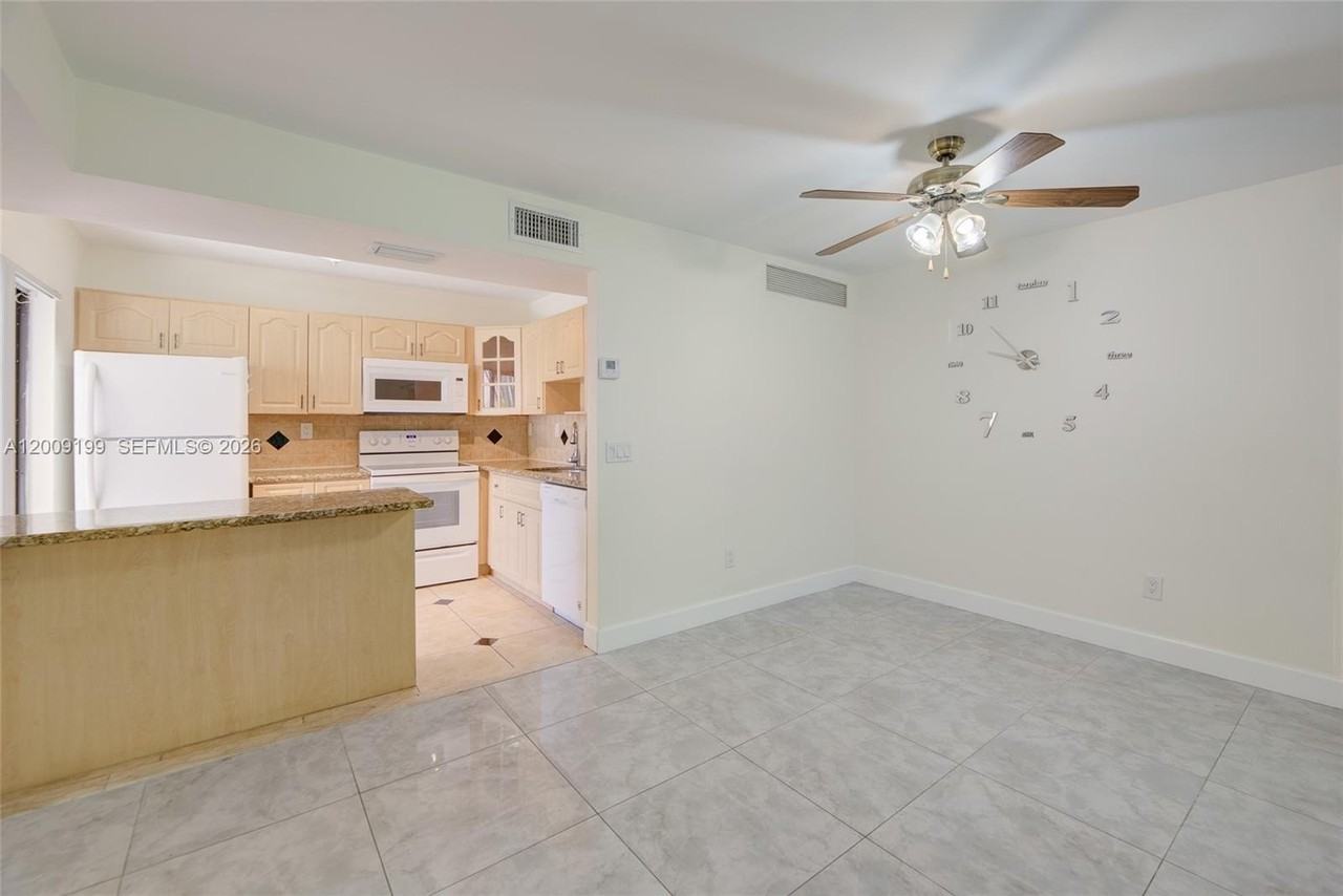 20160 Ne 3rd Ct #3 - Photo 3 of 28
