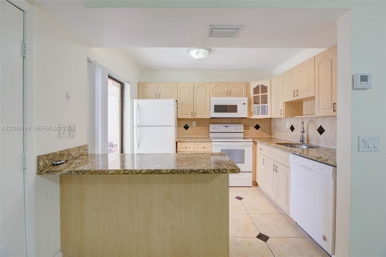20160 Ne 3rd Ct #3 - Photo 5 of 28