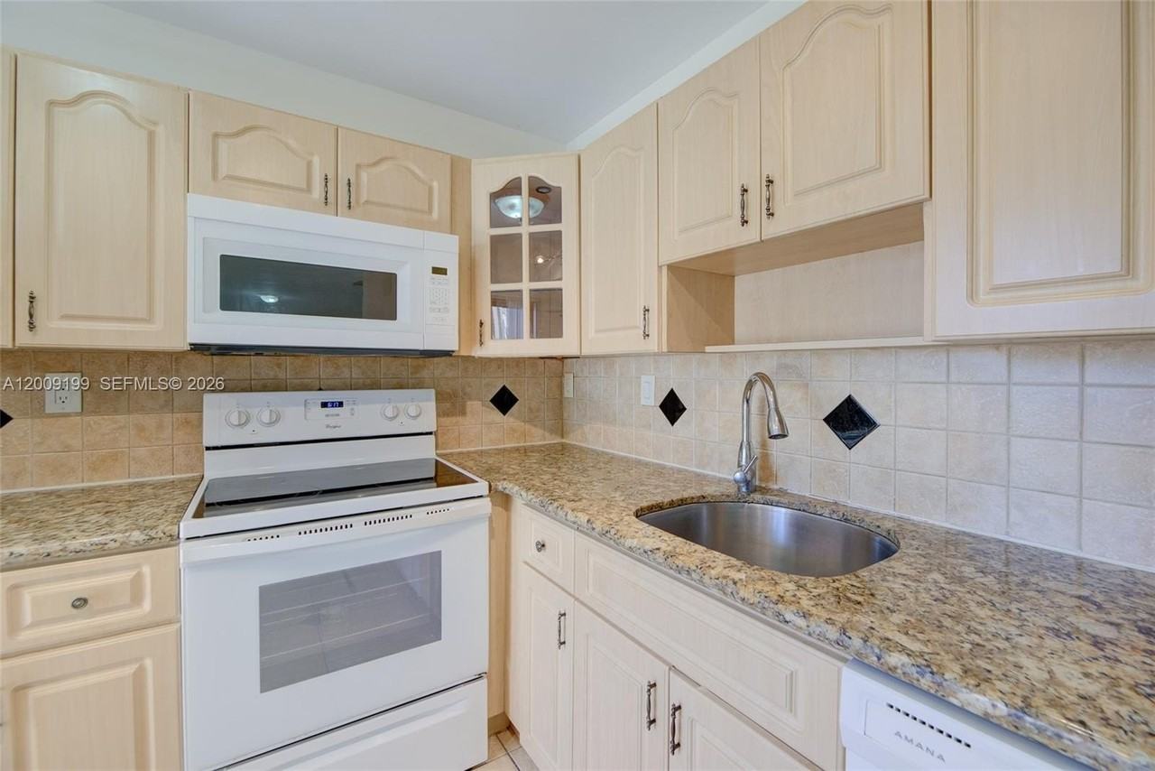 20160 Ne 3rd Ct #3 - Photo 6 of 28