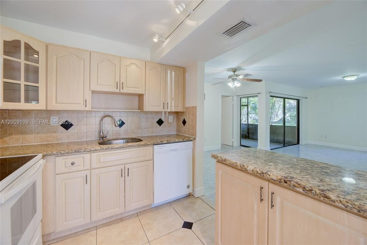 20160 Ne 3rd Ct #3 - Photo 7 of 28