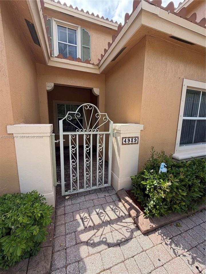 4939 N Harbor Isles Dr #106 - Photo 4 of 19