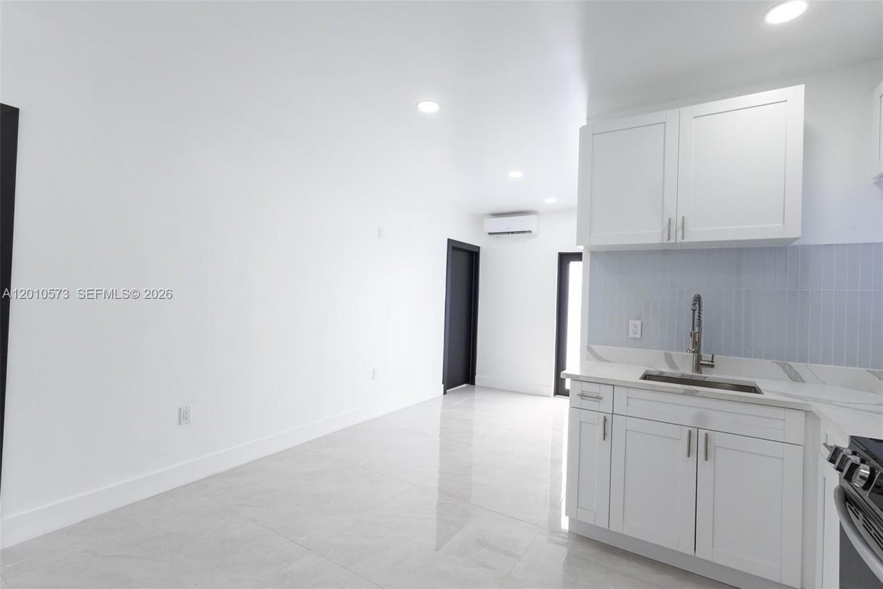 571 Nw 152nd St #BACK - Photo 4 of 21