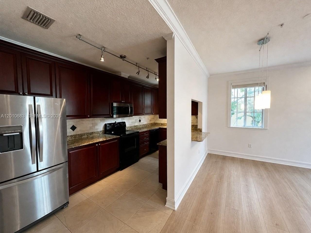 115 Mendoza Ave #202 - Photo 3 of 8