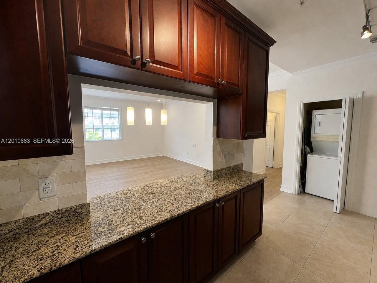 115 Mendoza Ave #202 - Photo 4 of 8